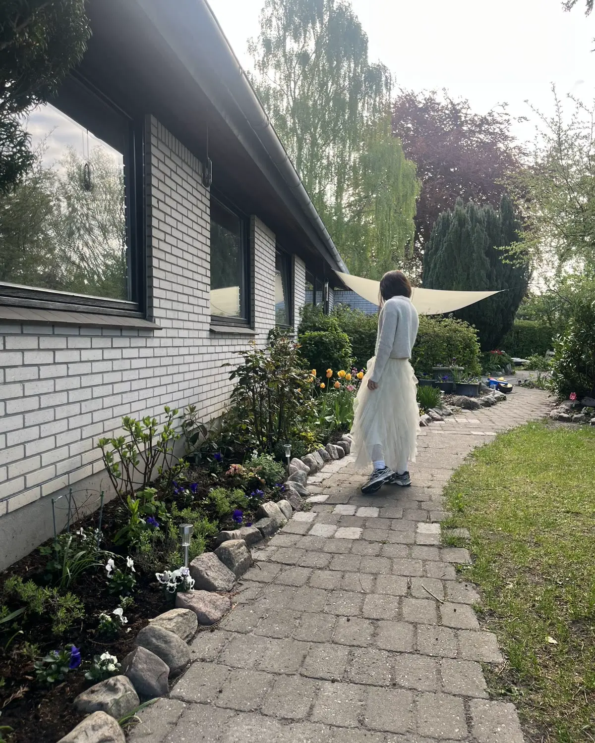 Have og gangsti ved et etplanshus. Alexandra Haslebo fotograferet ved den bolig, artiklen handler om.