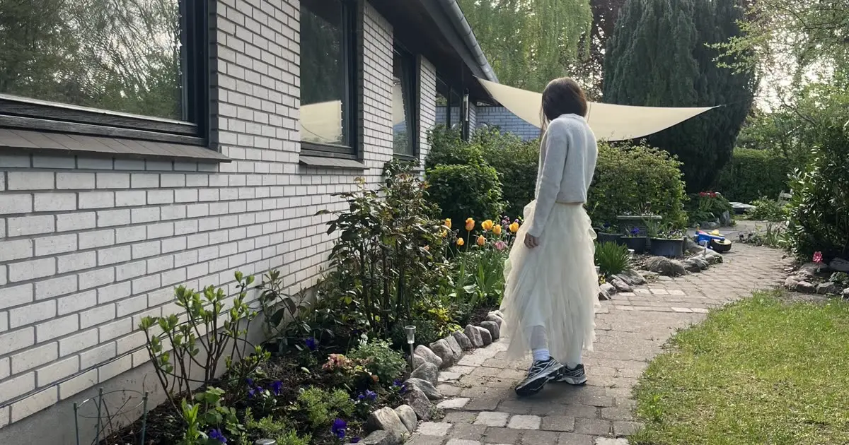 Have og gangsti ved et etplanshus. Alexandra Haslebo fotograferet ved den bolig, artiklen handler om.